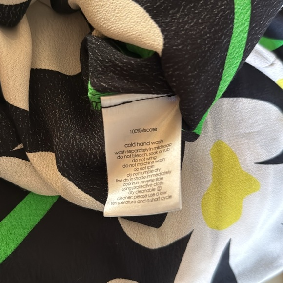 Gorman crepe top that packs a punch! Green, cream, yellow flowers on black. L. - Picture 6 of 7